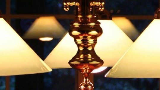 Éclairage séjour : la suspension XXL a le vent en poupe