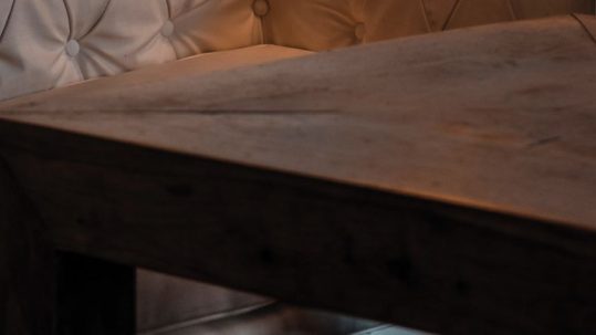 Comment adopter le bois foncé dans votre intérieur ?