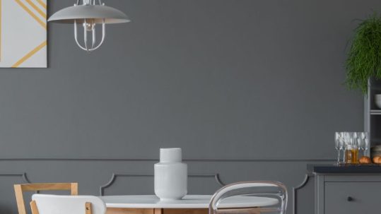 Comment décorer un grand mur de salon ?