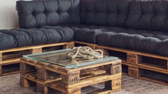 Faire des meubles avec des palettes de bois recyclées