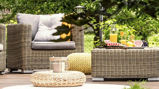 Comment choisir un salon de jardin en rotin synthétique pour cet été